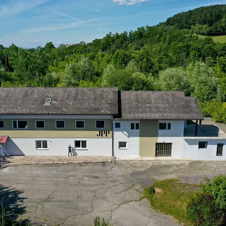 Motel Arbeiterunterkunft In Spielfeld-strass - Voll Ausgestattete Mit Top-anbindung *